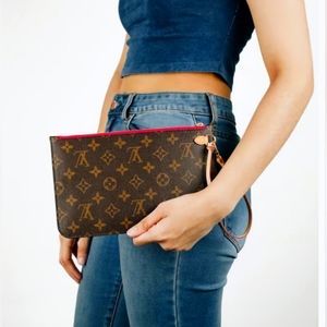 Louis Vuitton Wristlet 👝 🔥BRAND NEW CONDITION 🔥